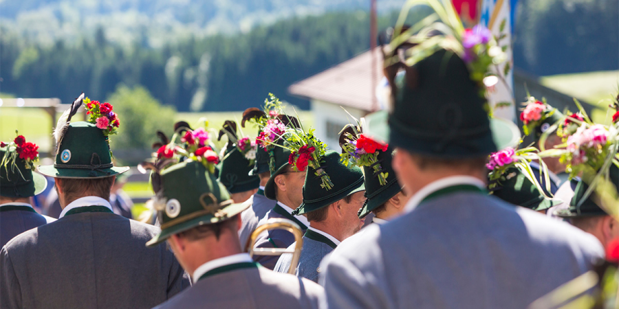 Eine Gruppe von Männern in traditioneller Tracht steht zusammen