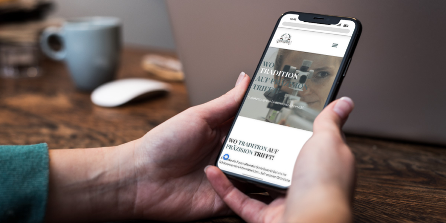 Eine Person sieht sich auf ihrem Smartphone die Website des SV Untermaiselstein an
