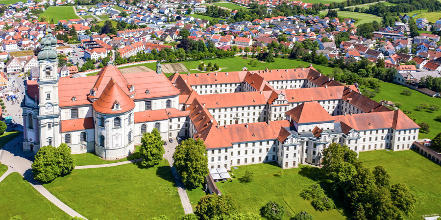 Luftaufnahme des Klosters und der Basilika in Ottobeuren