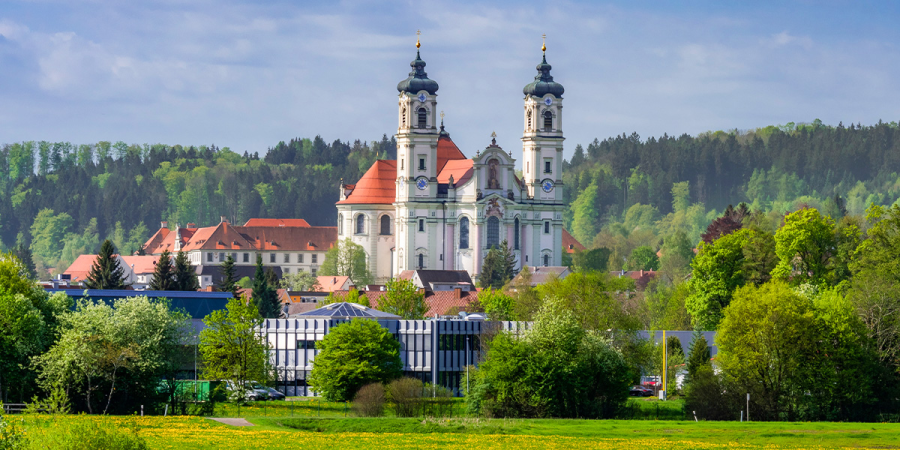 Die Basilika in Ottobeuren umgeben von Bäumen
