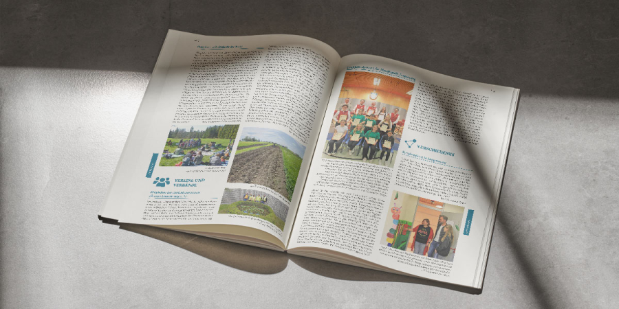 VGem Seeg Das Mitteilungsblatt der Gemeinde Seeg liegt aufgeschlagen auf dem Boden und zeigt verschiedene Bild- und Textinhalte