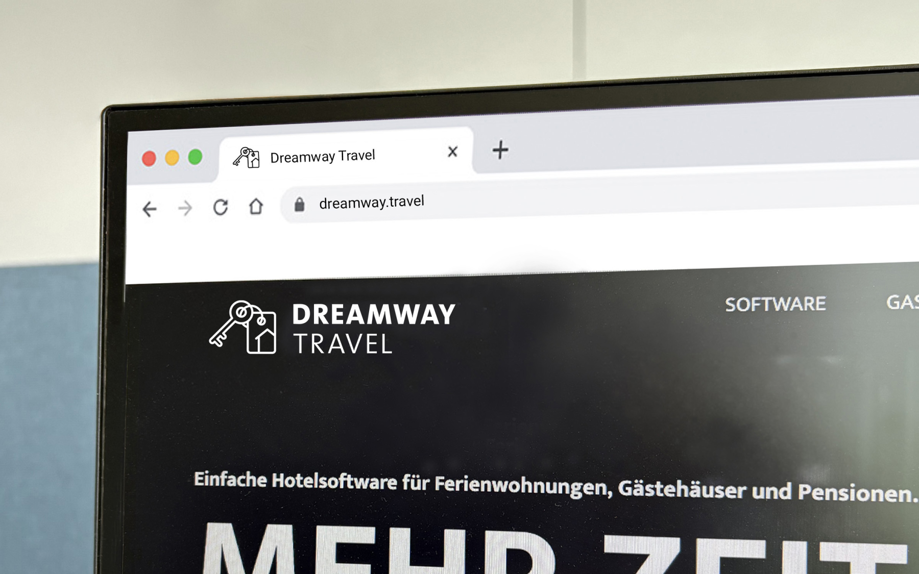 Auf einem Computer ist die Website von DREAMWAY TRAVEL mit dem Logo zu sehen 