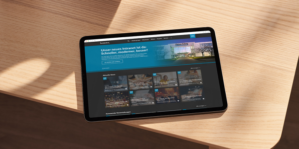 Auf einem Tablet das auf einem Tisch liegt wird das Intranet der Allgäuer Zeitung im Darkmode dargestellt
