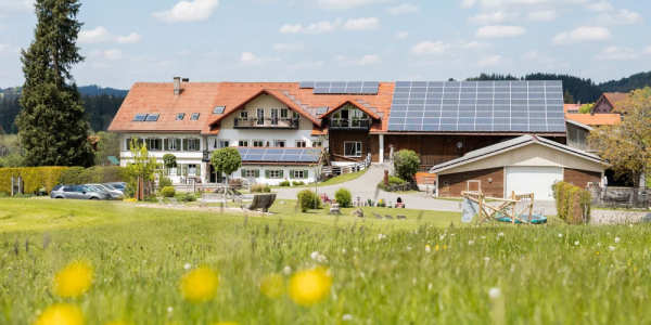 Der Schädlerhof, umgeben von Feldern 