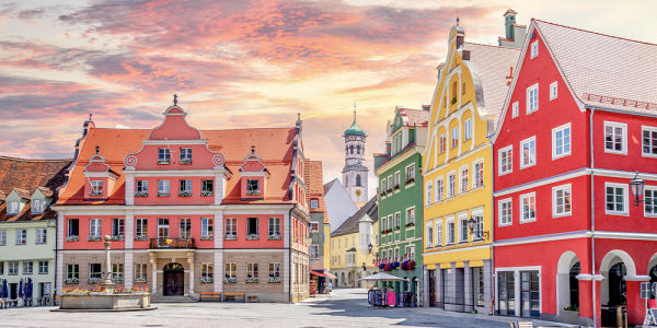 Der Marktplatz von Memmingen mit bunten Gebäuden und einem Brunnen