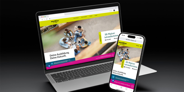 Ein Laptop und ein Smartphone die die Website von startklar zeigen