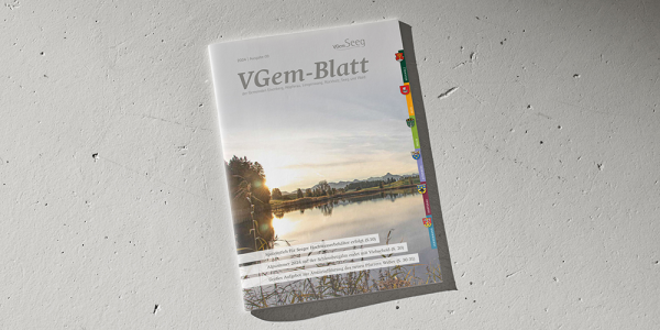 Das Mitteilungsblatt der Gemeinde Seeg zeigt einen See bei Sonnenuntergang auf der Titelseite
