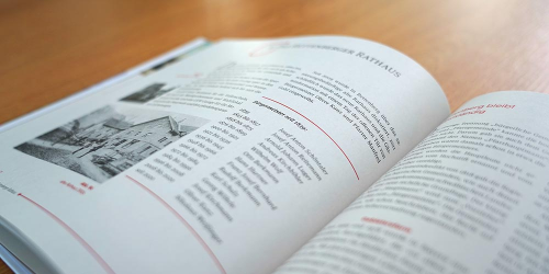 Die Chronik der Gemeinde Rettenberg liegt aufgeschlagen auf einem Tisch